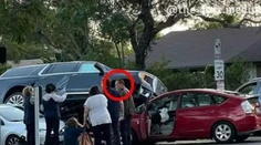 Hrozivo vyzerajúca nehoda: Auto Arnolda Schwarzeneggera skončilo na streche druhého auta