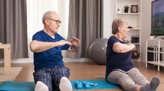 Nedovoľte, aby vaši blízki zanedbali pohyb. Ukážeme vám, ktoré cviky si hravo zacvičíte s nimi