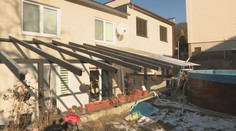 Namiesto novej terasy má problémy so susedom. Pre pochybenie úradov sa stavba predĺžila na tri roky