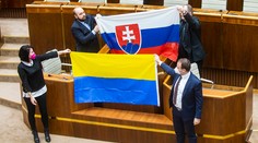 Incident s ukrajinskou vlajkou v parlamente má dohru. Polícia obvinila dve osoby