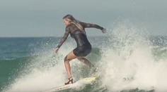 Surférka, ktorá má štýl. Na doske jazdila na podpätkoch