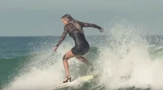 Surférka, ktorá má štýl. Na doske jazdila na podpätkoch