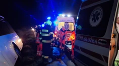 FOTO: Autobus zišiel z cesty a prevrátil sa. Medzi desiatimi zranenými sú aj ťažké prípady