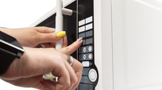 Nenápadná chyba pri ohrievaní jedla. Onkológovia varujú pred skrytým rizikom