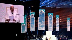 Pápež mladým ľuďom: Život iba s mobilom nevedie k ničomu dobrému. Život je reálny, nie virtuálny