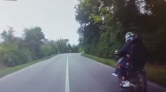 VIDEO: Frajerina sa mohla skončiť tragicky. Traja tínedžeri na jednej motorke unikali pred políciou