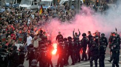 Situácia v Chemnitzi sa upokojila, v inom meste však napadli migranta
