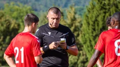 VIDEO: Obrovský škandál v slovenskej lige. Rozhodca ukázal hráčovi dve žlté karty, vylúčenie ale neprišlo