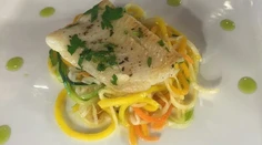 Ryba so zeleninovými linguine na estragónovom masle