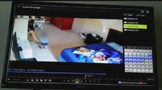 Mladá opatrovateľka týrala iba ročného chlapca. Kopla si do neho, kedy sa jej zachcelo