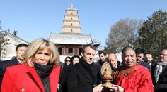 Macron pricestoval do Číny, prezidentovi daruje koňa