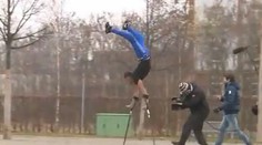 Hendikepovaný muž vytvoril nový rekord: Beh v stojke na barlách