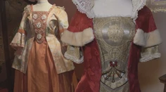 Rozprávková výstava na Trenčianskom hrade. Oživujú princezné a ich filmové šaty