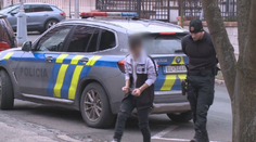 Desivý príbeh: Tomáš (16) mal strčiť expriateľku z 35 metrovej skaly. Dopadla na strechu domu