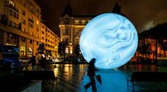 Z tmavých farieb do svetlých. Bratislava sa ponorila do čarovného sveta svetla a umenia