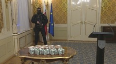 Fico s miliónom na stole nahneval Slovákov. Internet zaplavili pobúrené reakcie