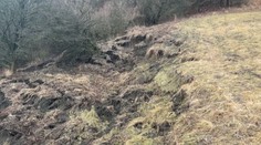 Zosunutá pôda a trhliny v zemi. Prievidzský okres trápia lokálne zosuvy