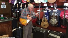 Starček (81) si v obchode s gitarami zaspomínal na mladosť. Predavačom padla sánka