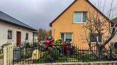 Auto skončilo na streche v záhrade rodinného domu. Hrozivo vyzerajúca nehoda na východe Slovenska