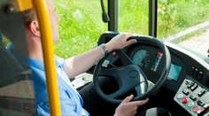 Na očkovanie sa už môžu prihlásiť aj šoféri, taxikári, revízori či predavači