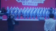 Osemdesiatčlenný spevácky zbor sa prepadol pod zem