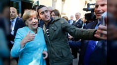 Utečenca preslávila selfie s Merkelovou. Teraz žaluje Facebook za hoaxy