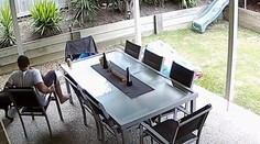 Muž oddychoval na terase. Keď zistil, kto je tam s ním, takmer odpadol