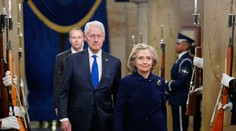 Kauza Epstein dobieha aj Clintonovcov, budú vypovedať pred Kongresom