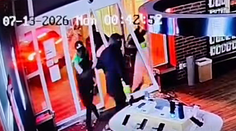 VIDEO: Vlámanie ako z akčného filmu. Nacúvali autom do sklenených dverí, potom prišlo nemilé prekvapenie