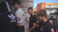 Útočníkov, ktorí do bezvedomia zbili muža bez domova, zobral sudca do väzby