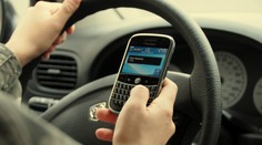 Esemeskovanie za volantom spomaľuje reakcie vodičov viac ako ľahké drogy