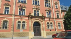 S pištoľou a teleskopom sa mal vyhrážať ľudom v osade. Policajt sa postavil pred súd