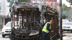 Po útoku migranta nožom v Belfaste vypukli nepokoje. Napätie pretrváva v celej Británii, útočník zamieri pred súd