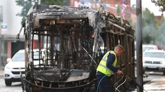 Po útoku migranta nožom v Belfaste vypukli nepokoje. Napätie pretrváva v celej Británii, útočník zamieri pred súd