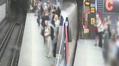 VIDEO: Chlapec pozeral do mobilu a vykročil do prázdna. Od tragédie chýbali sekundy