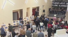 Vysokoškoláci si uctili Jána Kuciaka, vystavili jeho články aj fotky z protestov