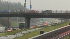 V Bratislave sa tvorili kolóny. Za Sitinou v smere do Petržalky sa zrazili tri autá a kamión