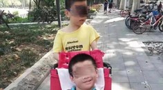 Muža držali čínske úrady v karanténe, jeho postihnutý syn doma bez pomoci zomrel