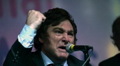 Motorovú pílu vymenil za pálku. Argentínsky prezident sa vo vianočnom prianí vyhráža národu