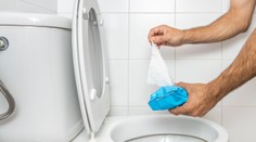 Slováci splachujú vlhčené utierky. Nerobte to, ani keď to tvrdí obal