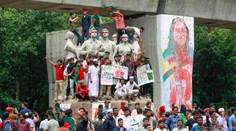 OBRAZOM: Bangladéšom zmietajú násilné nepokoje. Premiérka podala demisiu, vládne dočasná vláda