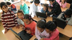 Rómskym žiakom pomáhajú so žiadosťou o príspevok na notebook terénni pracovníci