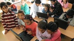 Rómskym žiakom pomáhajú so žiadosťou o príspevok na notebook terénni pracovníci