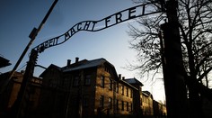 Zlý vtip sa jej nevyplatil. Turistka hajlovala v koncentračnom tábore Osvienčim