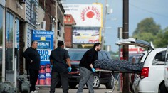 USA: Polícia pátra po dvoch strelcoch z kansaského baru, ich obete boli Hispánci