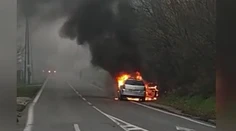 Dve vážne udalosti v Bratislave: V Lamači horelo auto, v Dúbravke prasklo vodovodné potrubie