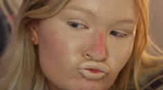 Žena si natrela na tvár 100 vrstiev mejkapu. Z výsledku vás strasie