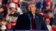 Trump sa vrátil na miesto atentátu. Strelca označil za „kruté monštrum"