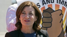 New York bude mať prvú guvernérku. Cuoma nahradí Kathy Hochulová