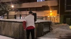 VIDEO: Nórsky senior chcel na výročie vojny na Ukrajine prebudiť Rusov. Dostal neobvyklý nápad